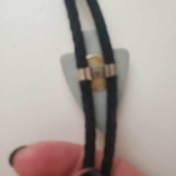 VINTAGE BOLO TIE WESTERN GOLDEN SADDLE. ARROWHEAD SHAPE. BLACK CORD - Picture 4 of 7